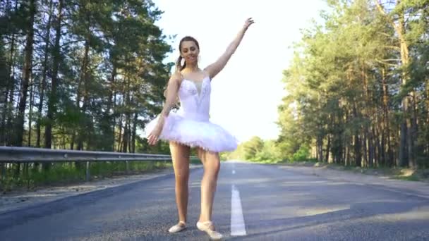 現代バレエダンス即興 道路上のチュチュダンスでかなりスキルの女性バレリーナ 安定したショット — ストック動画