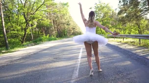 4. Moderne Balletttanz-Improvisation. hübsche Ballerina im Tutu, die auf der Straße tanzt. stetiger Schuss, Rückansicht