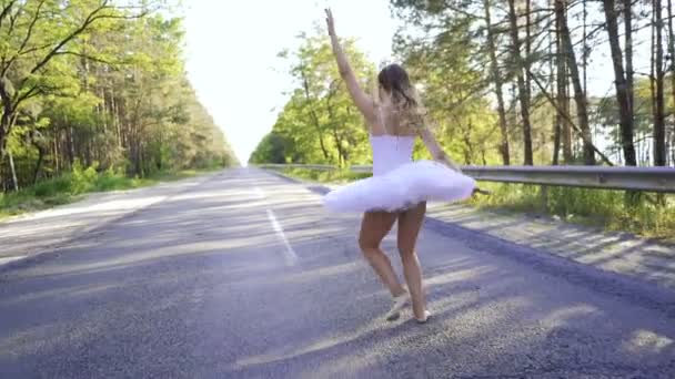 Improvisación Danza Ballet Mujer Muy Hábil Bailarina Tutú Bailando Carretera — Vídeos de Stock