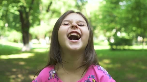 Щаслива Дівчинка Дитина Яскраво Сміється Камері Міському Парку Портрет — стокове відео
