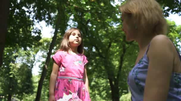 Glückliche Mutter Und Tochter Die Stadtpark Spielen Tochter Wie Prinzessin — Stockvideo