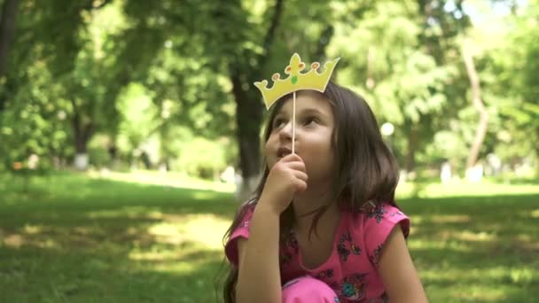 Ragazza Felice Bambino Giocare Con Corona Carta Parco Della Città — Video Stock