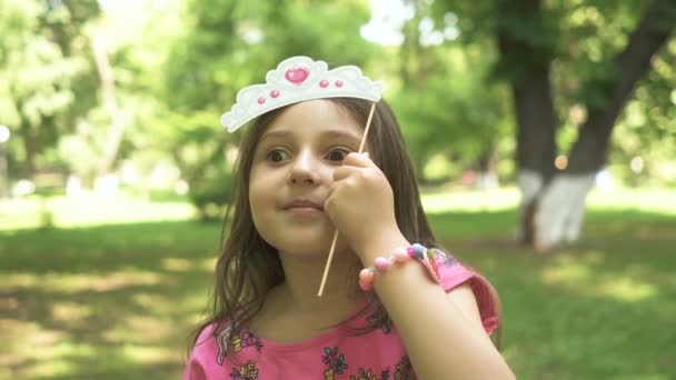 Κορίτσι Παιδί Παίζει Χαρτί Στέμμα Στο Πάρκο Της Πόλης Πορτρέτο — Αρχείο Βίντεο