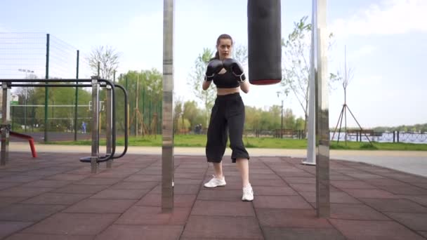 Seriös Kvinna Boxer Träning Med Boxnings Påsar Street City Utbildning — Stockvideo
