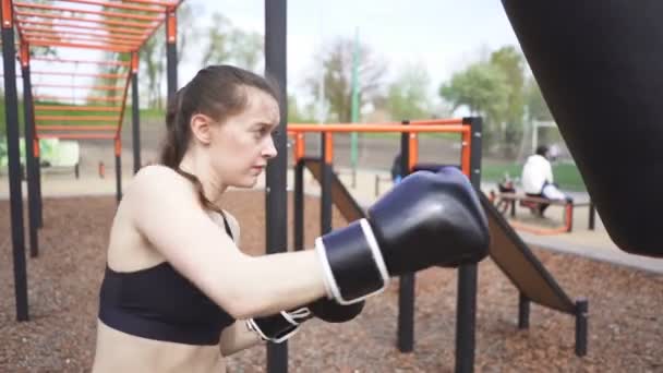 Seriös Kvinna Boxer Träning Med Boxnings Påsar Street City Utbildning — Stockvideo