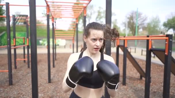 Boxerinnen Beim Training Mit Boxsack Auf Dem Trainingsplatz Auf Der — Stockvideo