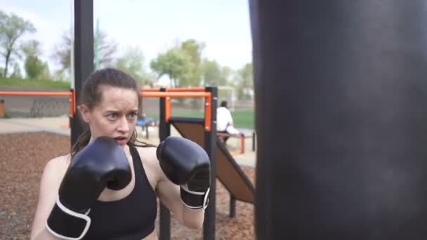 Boxerinnen Beim Training Mit Boxsack Auf Dem Trainingsplatz Auf Der — Stockvideo