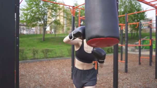 Sportliches Boxertraining Mit Boxsack Auf Der Straße Steter Schuss Zeitlupe — Stockvideo