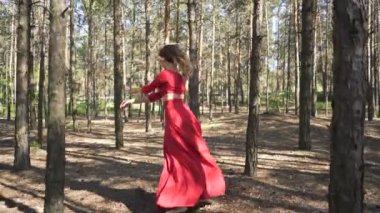 Modern çağdaş dansçı doğaçlama. Ormanda manzara dans kırmızı elbise beceri balerin kadın. 