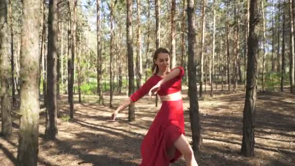 現代の現代的なダンサーの即興 夏の森の風景の中の赤いドレスダンスのスキルバレリーナ女性 — ストック動画