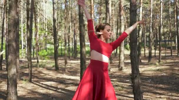 Jolie danse contemporaine improvisation.Skill ballerine femme en robe rouge dansant dans le paysage forestier . 