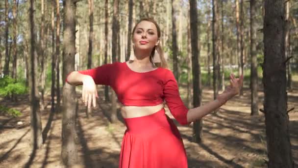 Skill Bailarina Mujer Vestido Rojo Bailando Paisaje Forestal Bastante Improvisación — Vídeo de stock