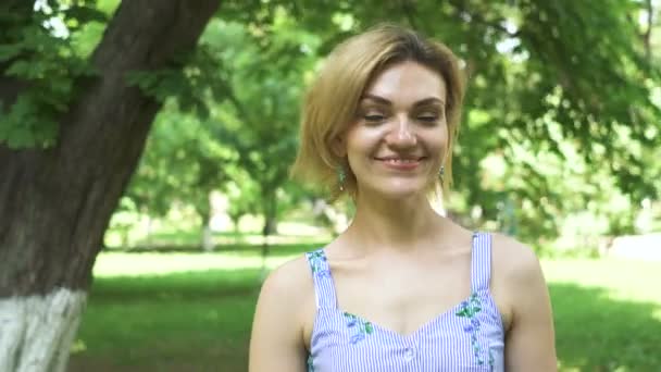 Güzel Kadın Bahar Şehir Parkında Yürümek Sabit Yüz Portre — Stok video