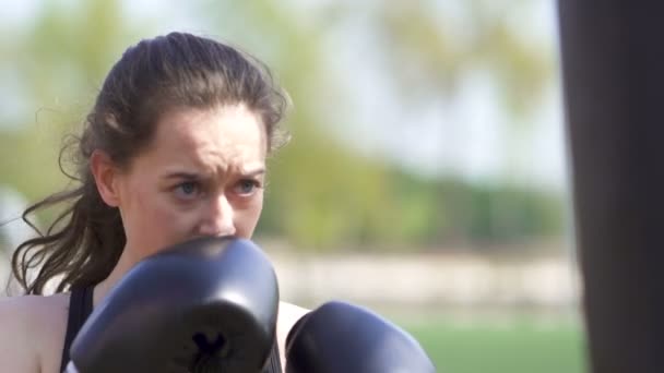 Treinamento Boxeador Mulher Séria Com Sacos Perfuração Campo Treinamento Cidade — Vídeo de Stock