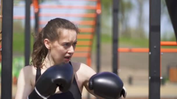 Ung Kvinna Boxer Träning Med Boxnings Påsar Stadigt Skott Slow — Stockvideo