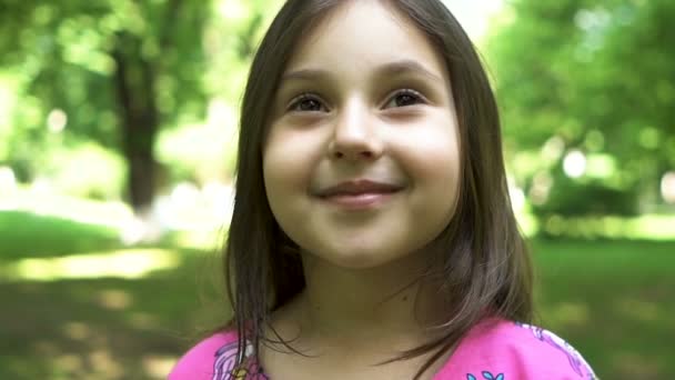 Gesicht Eines Hübschen Mädchens Sommerpark Der Stadt Portrait Zeitlupe — Stockvideo