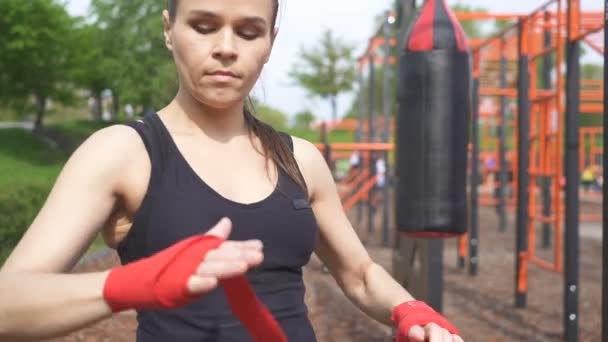 Boxer Pro Dospělé Ženy Připravující Trénink Pouliční Výcvikové Půdě Přestřihání — Stock video