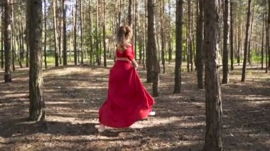 Atlar ile dansçı doğaçlama. Ormanda dans eden kırmızı elbiseli beceri balerin kadın. Yavaş çekim, geri görünüm