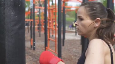 4. Sokak eğitim alanında boks çantası ile kadın boksör eğitim. Kendini savunma takımı, sabit atış