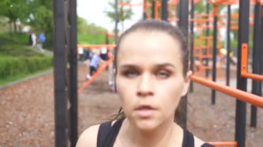 4. Sokak eğitim alanında gölge ile Kadın boksör eğitim. Yüz görünümü ,sabit çekim