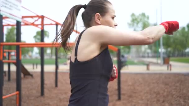 Trening Bokserki Kobieta Cienia Ulicy Szkolenia Terenu Zespół Samoobrony Stały — Wideo stockowe