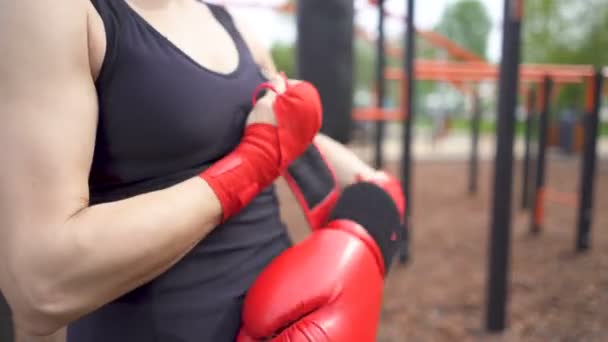 Mujer Boxeadora Pone Guantes Boxeo Rojos Campo Entrenamiento Callejero Cuerpo — Vídeo de stock