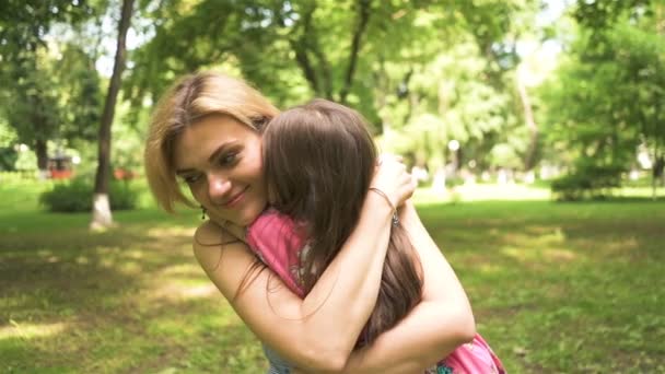 Madre Feliz Abraza Hija Parque Ciudad Valores Familiares Felicidad Maternidad — Vídeos de Stock