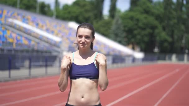 Ung Kvinna Som Sträcker Sig Innan Kör Stadium — Stockvideo