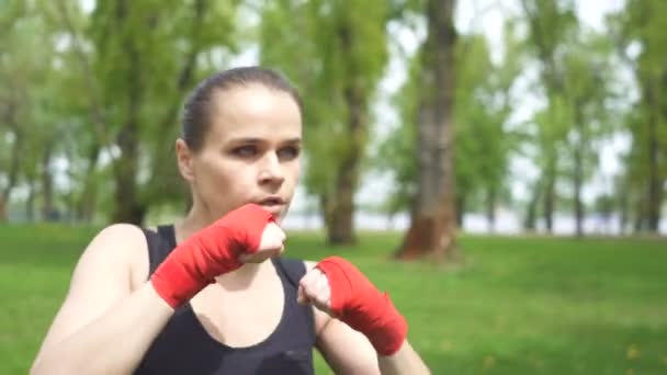 Adult Kvinna Boxer Träning Med Skugga Stadsparken Utomhus Stadig Bild — Stockvideo