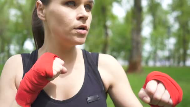 Volwassen Vrouw Boxer Training Met Schaduw Stadspark Buiten Steady Shot — Stockvideo