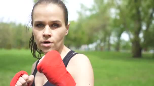 Adult Kvinna Boxer Träning Med Skugga Kameran Stadsparken Utomhus Stadig — Stockvideo