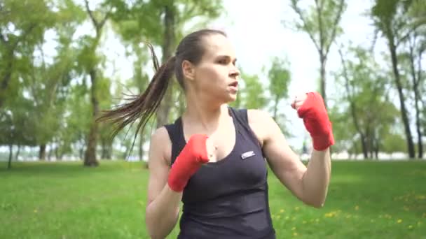 Mulher Adulta Boxer Treinamento Com Sombra Câmera Parque Cidade Livre — Vídeo de Stock