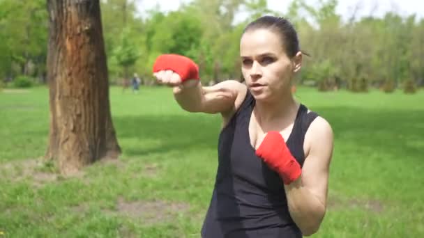 Adult Kvinna Boxer Träning Med Skugga Kameran Stadsparken Utomhus Stadig — Stockvideo