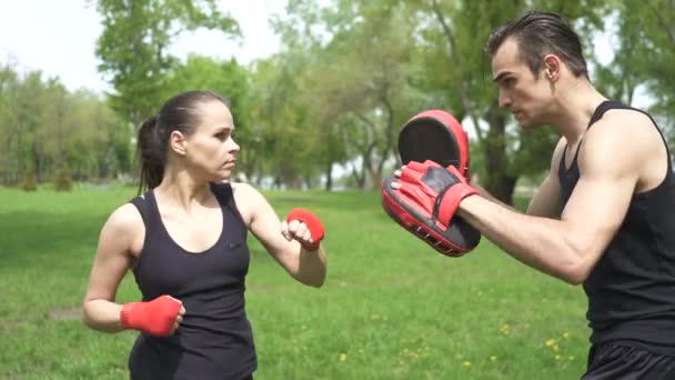 Proces Van Boxer Training Man Vrouw Witn Boksen Paws Stadspark — Stockvideo
