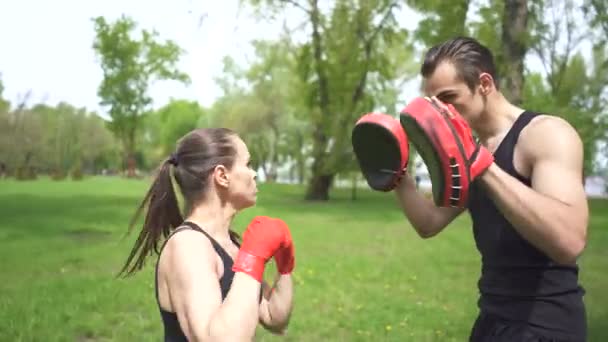 ボクサートレーニング男女のウィットボクシングの足のプロセス 市立公園屋外 安定したショット — ストック動画