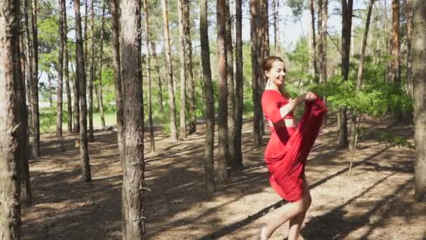 Sexig Skicklighet Kvinna Ballerina Röd Klänning Dansa Skogen Skönheten Dansen — Stockvideo