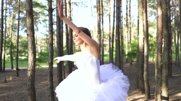 自由舞者即兴表演 技能女子芭蕾舞女郎在森林地区跳舞 慢动作 — 图库视频影像