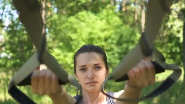 Attraktive Junge Sportliche Frau Bei Übungen Mit Trax Freien Stadtpark — Stockvideo