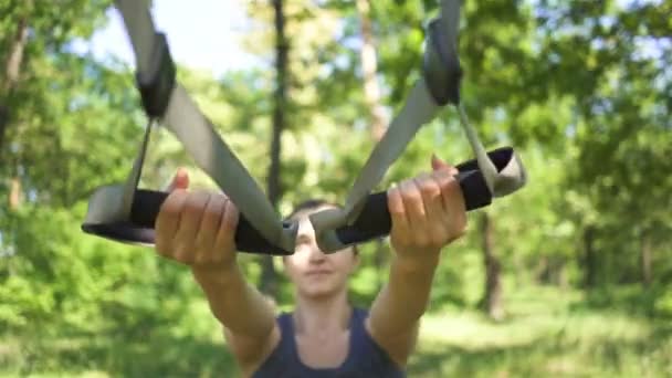 Attraktive Junge Sportliche Frau Bei Übungen Mit Trax Freien Stadtpark — Stockvideo