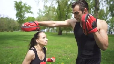 4. boks pençeleri ile erkek ve kadın Boxer eğitimi. Şehir Parkı açık. Sabit atış 