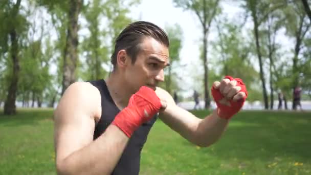 Gespierde Man Boxer Training Met Schaduw Klappen Camera Gezicht Close — Stockvideo