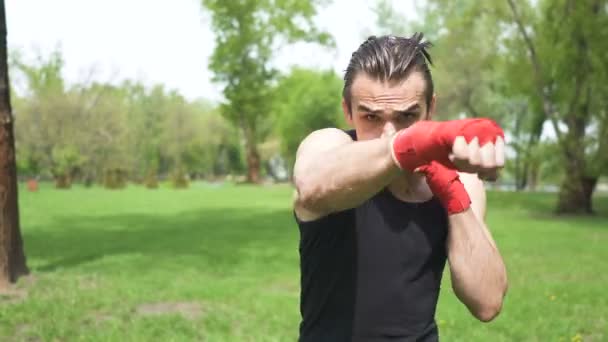 Moderne Man Boxer Training Met Schaduw Klappen Camera City Park — Stockvideo