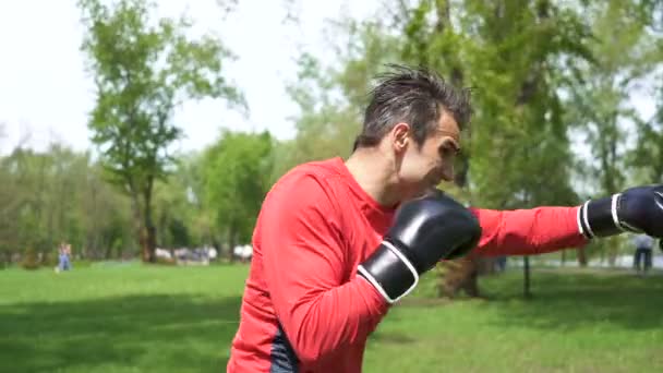 Giovane Pugile Uomo Muscoloso Allenamento Rosso Con Ombra Outdoor Boxe — Video Stock