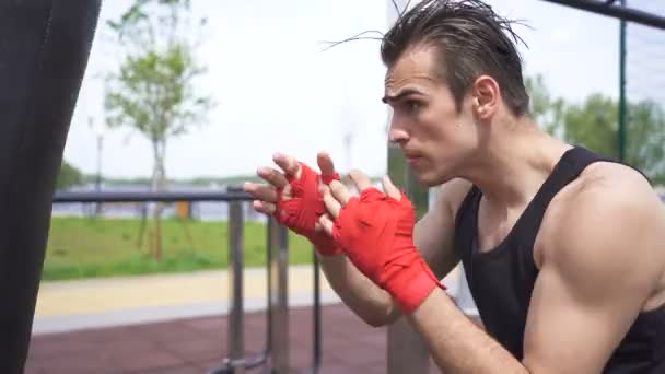 Macht Der Box Junger Muskulöser Mann Beim Boxtraining Freien Steter — Stockvideo