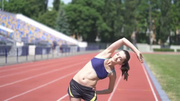 Jovem Mulher Desportiva Alongamento Corpo Antes Correr Estádio Inclinações — Vídeo de Stock