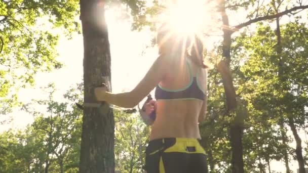 Całkiem Młoda Sportowa Kobieta Robi Ćwiczenia Trx Zewnątrz Widok Tyłu — Wideo stockowe