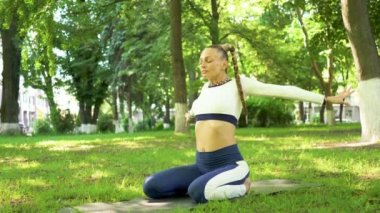 4 k. Bahar parkında Kadın yoga meditasyon egzersizleri yapmak