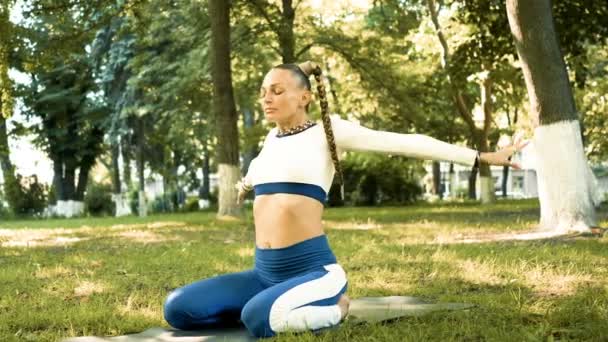 夏天公园里的女人做瑜伽冥想练习 滑块拍摄 — 图库视频影像