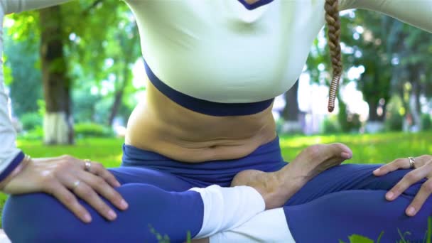 Vrouw Zomerpark Doen Meditatieoefeningen Van Yoga Buikdans Maag Close — Stockvideo