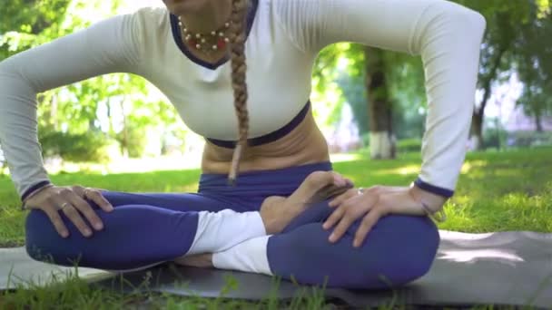 Kvinna Sommarpark Gör Meditationsövningar Yoga Magdans Mage Närbild Skjutreglage Skott — Stockvideo